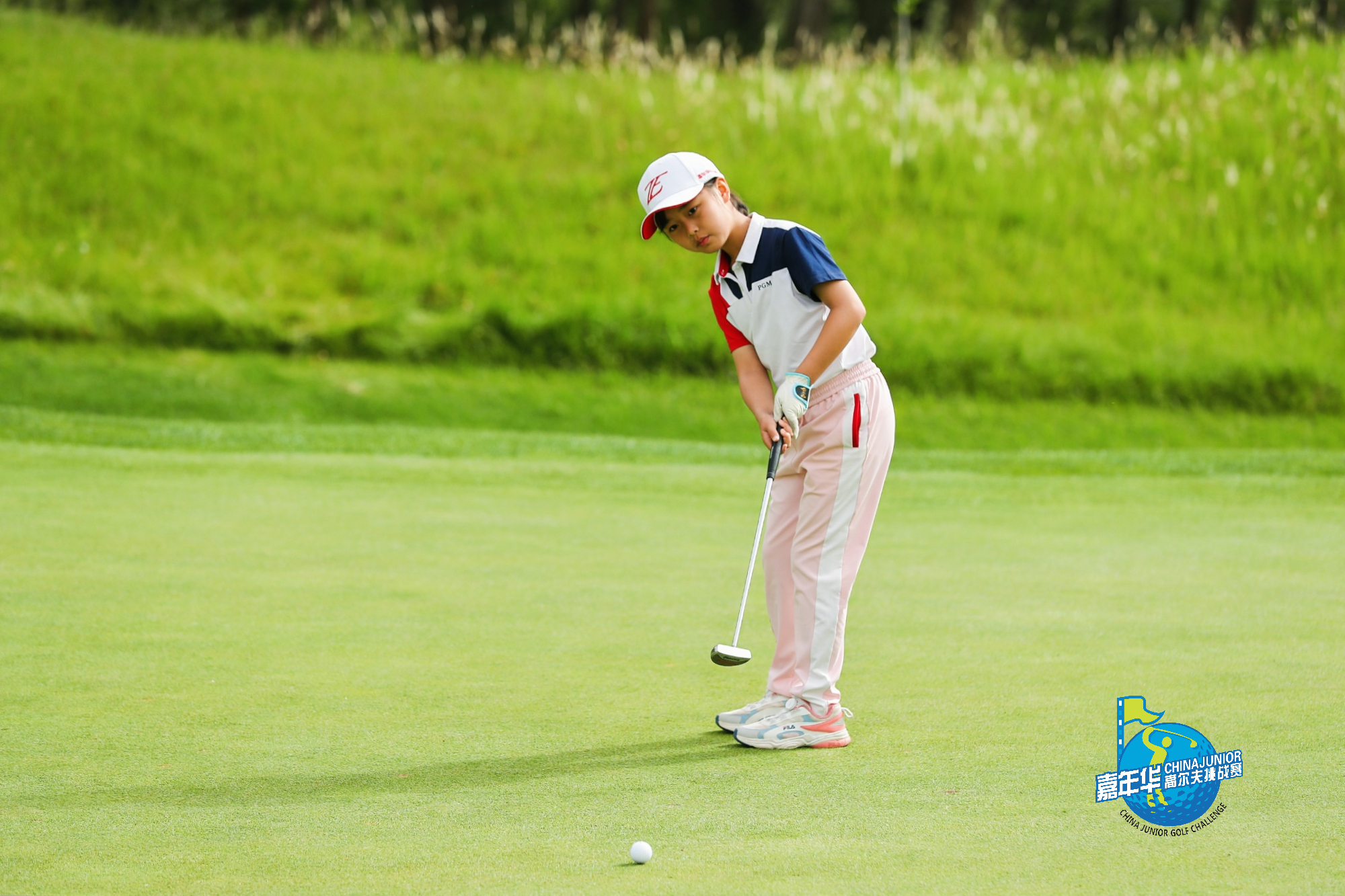 爱游戏官方-赛事精彩抢眼，球员飒爽英姿博得观众喝彩的简单介绍