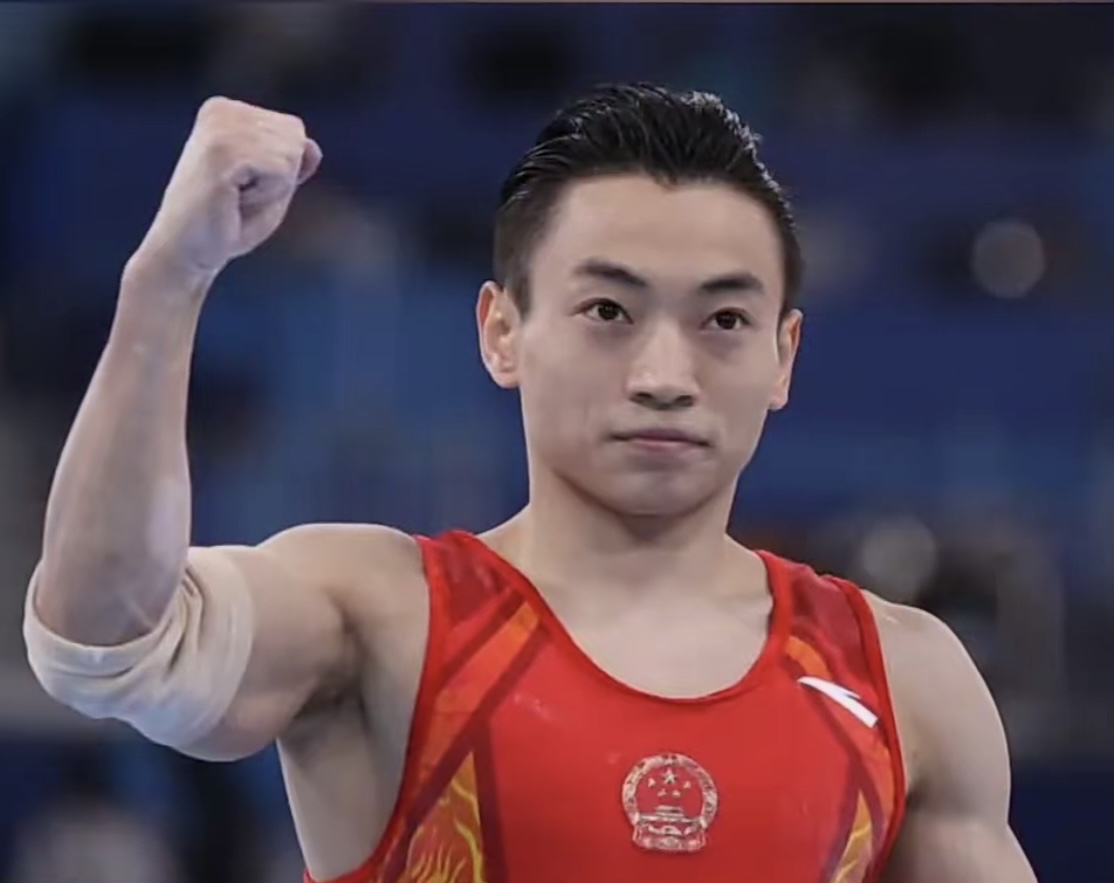 爱游戏-运动比赛中的蓝色队发挥出色，夺冠成功