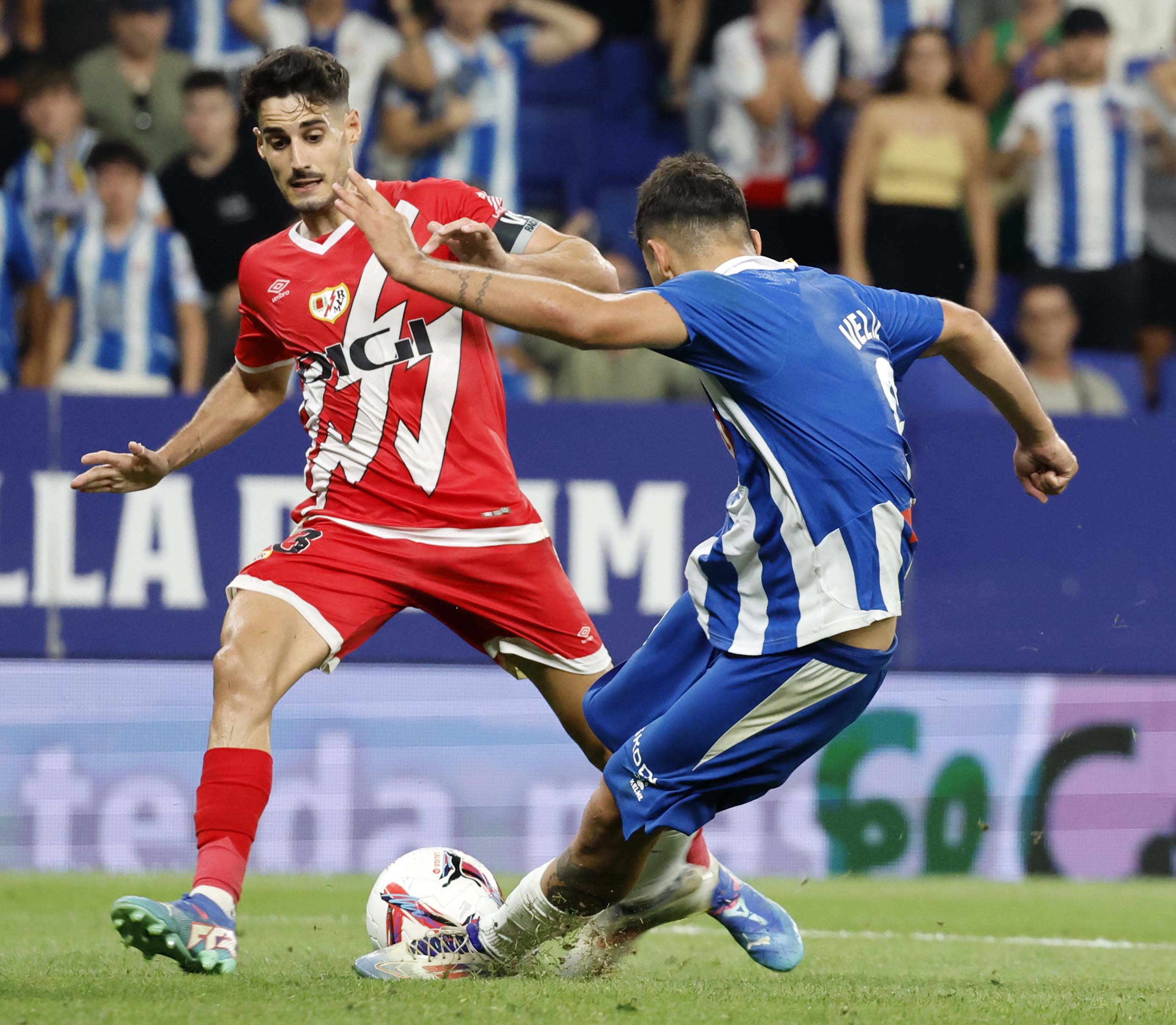 西班牙队在激烈对抗中战胜对手，实现连胜的简单介绍