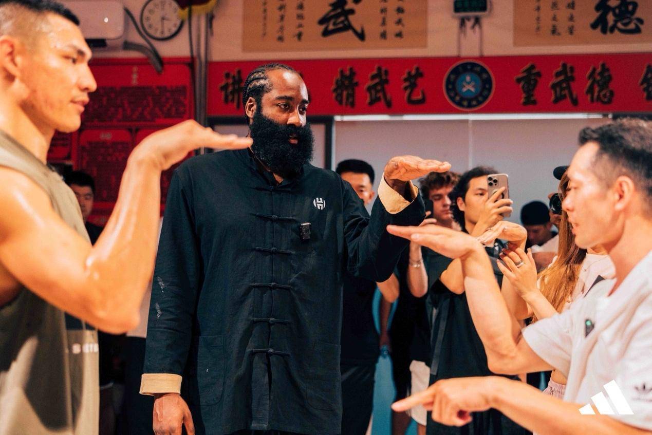 爱游戏下载-CBA比赛狂欢现场气氛热烈，球迷激情高涨！