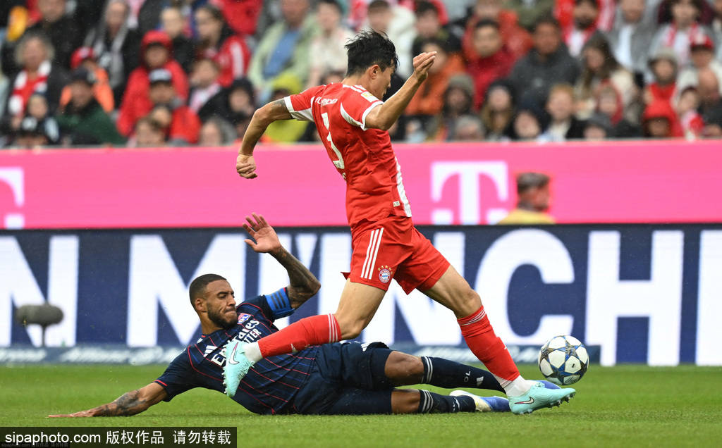 爱游戏官方入口-精妙配合！球员默契配合取得美妙进球