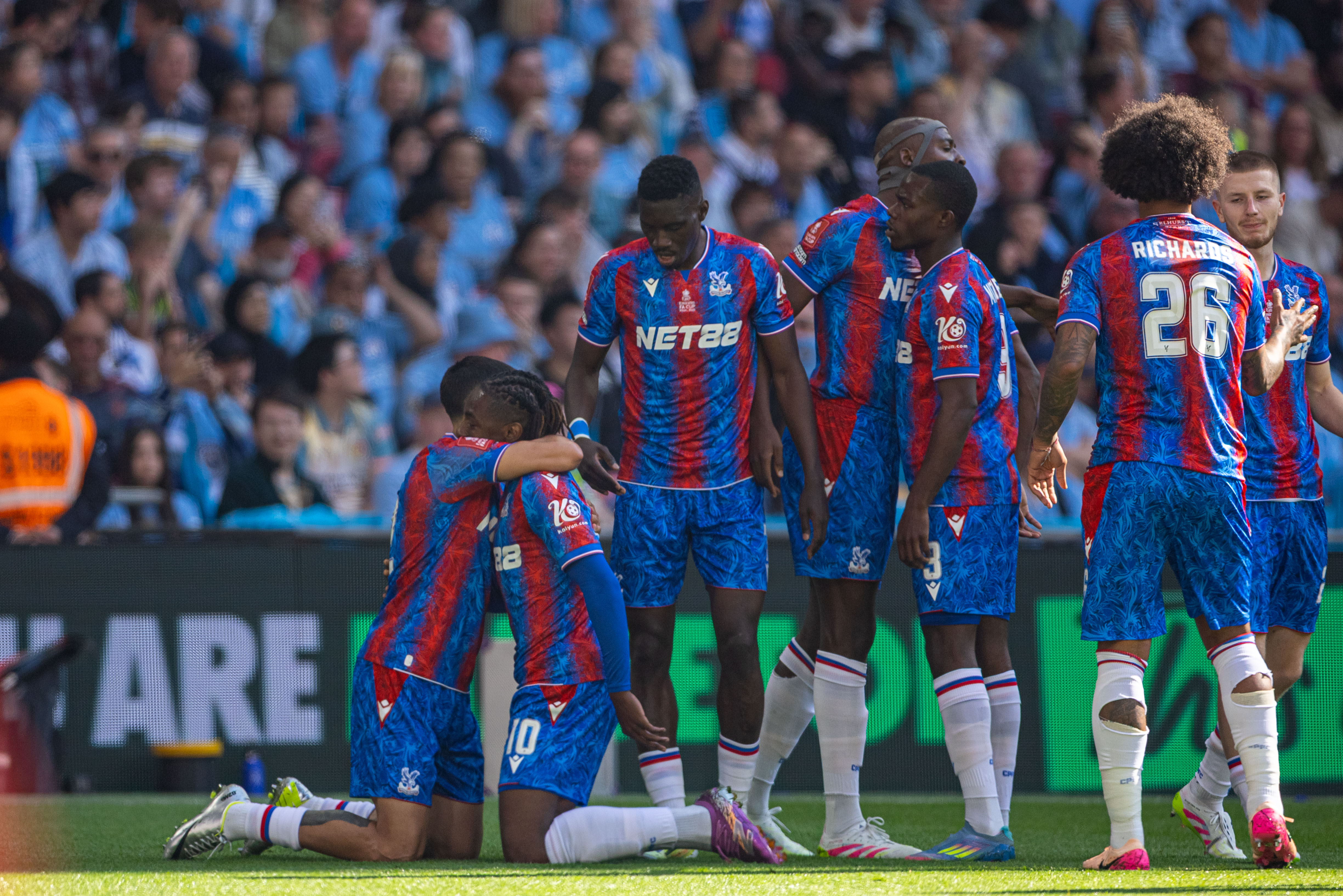 爱游戏下载-足球比赛中激烈角逐，一队获得胜利