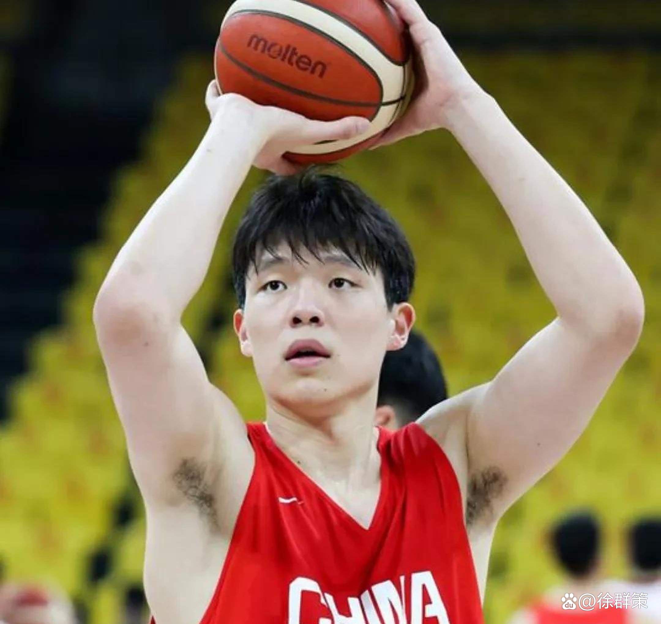 新晋篮球新星在比赛中表现抢眼