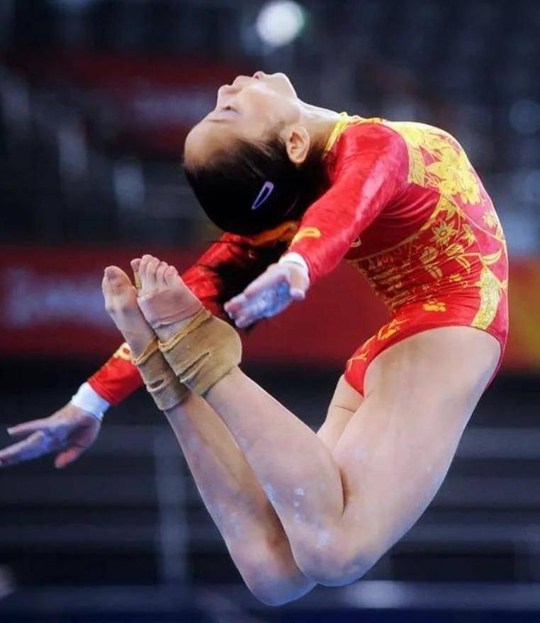 包含体操赛场悬念不断，选手突破个人极限的词条