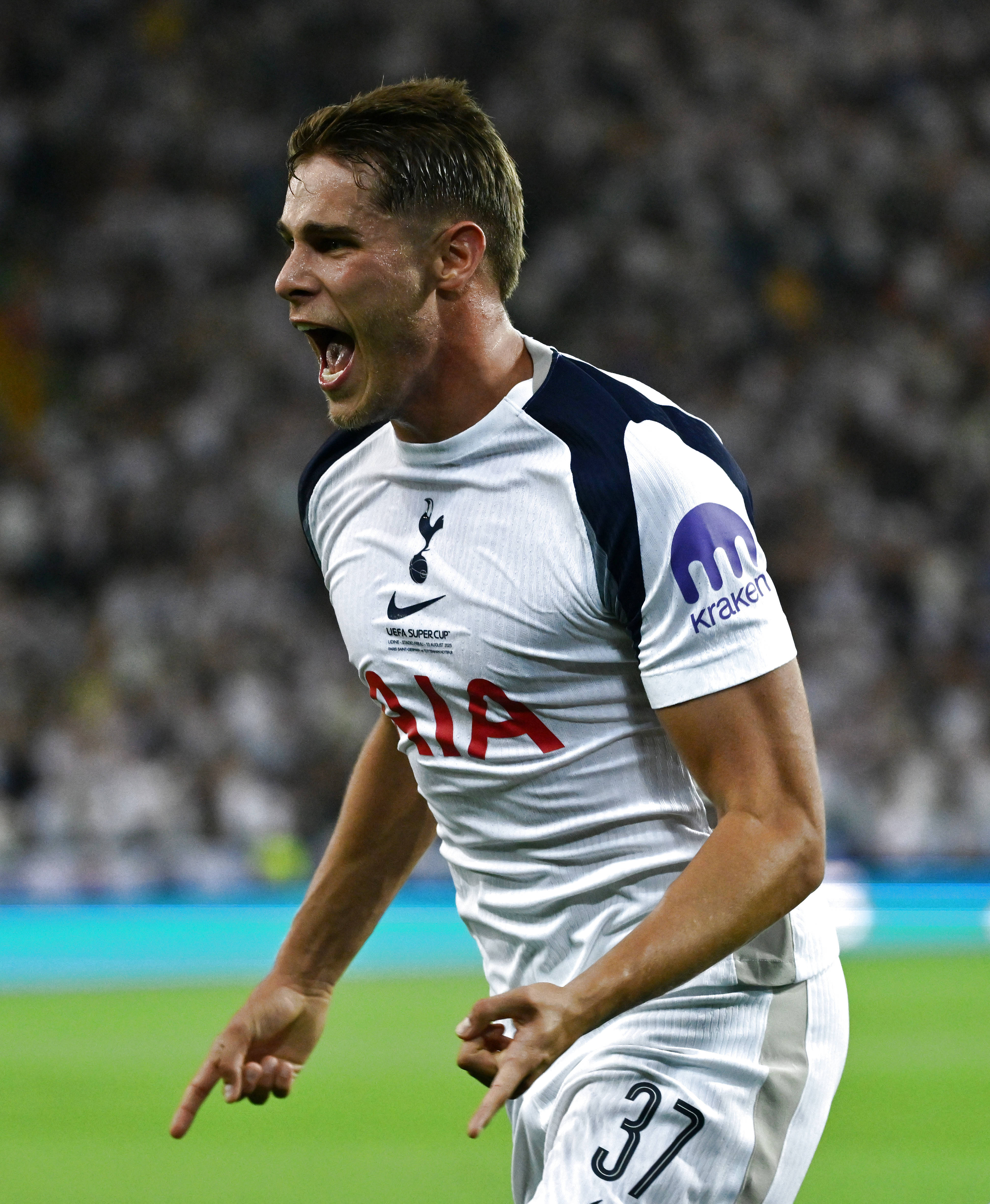 欧洲足球精英联赛热火激战，球员全力以赴