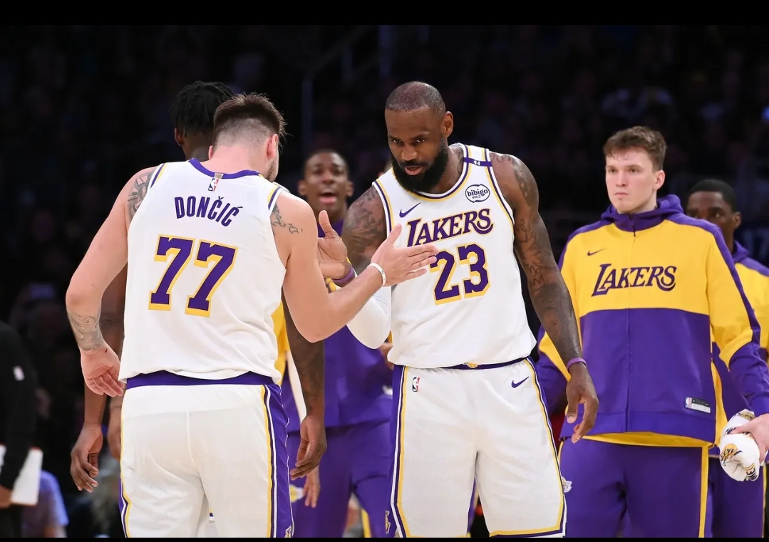 爱游戏大厅-湖人球员团结一心，合力战胜对手夺得胜利