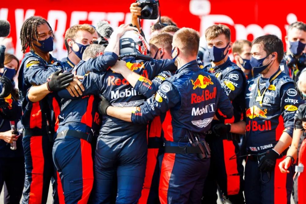 红牛二队翻盘梅赛德斯，塞恩斯状态火热的简单介绍