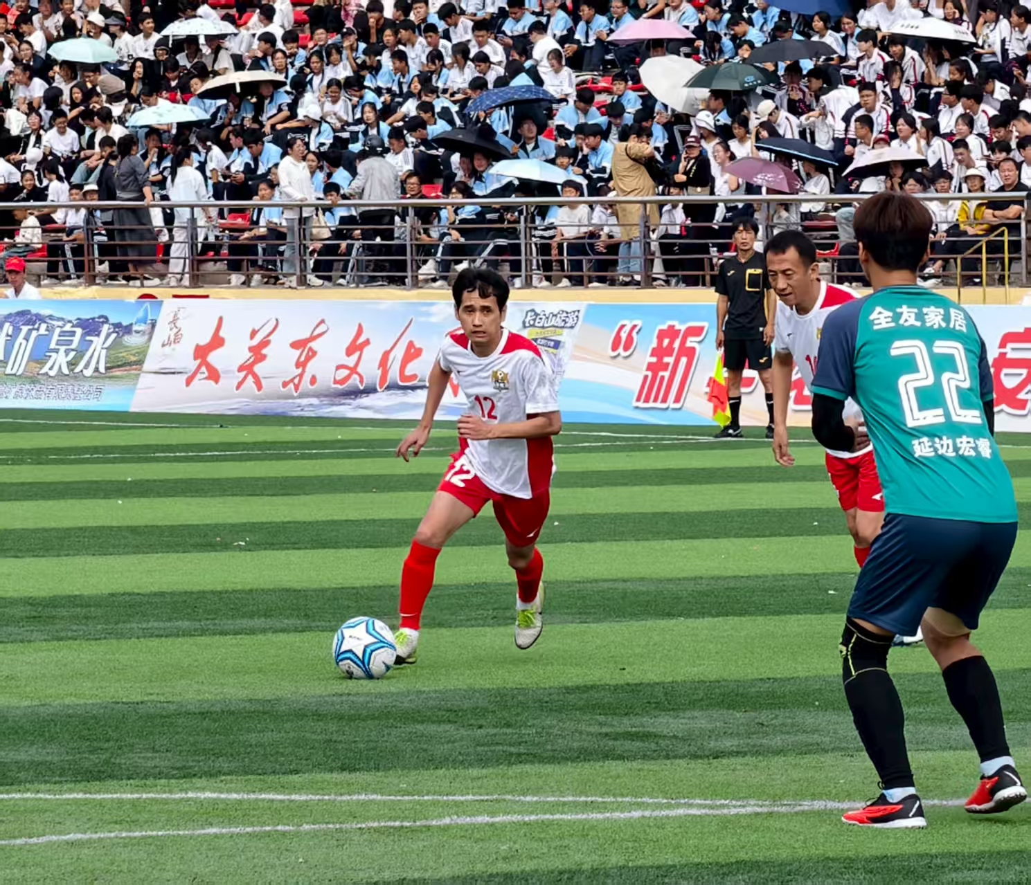 关于国内足球联赛实况报道，球员表现引人瞩目的信息