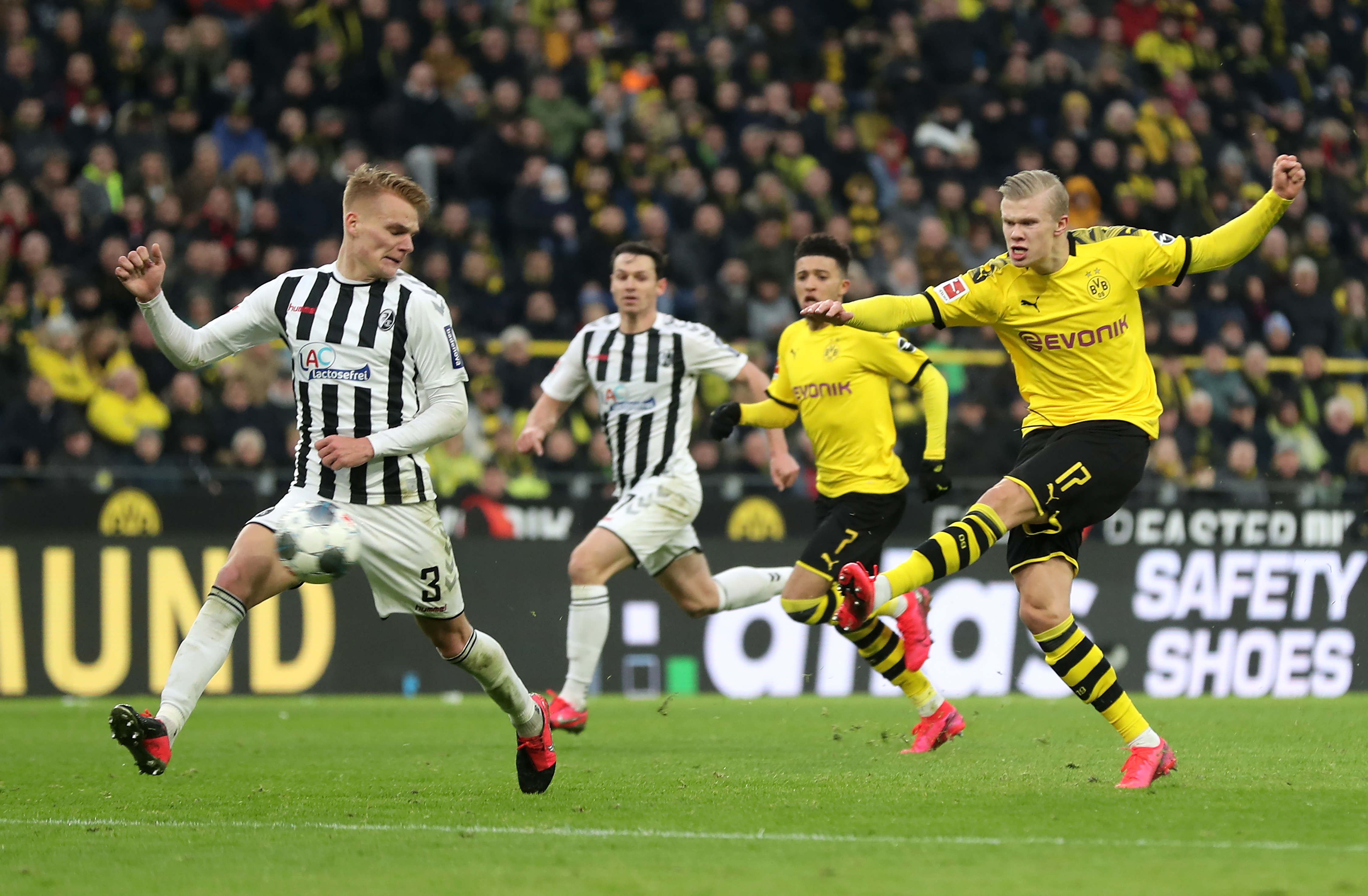 多特蒙德大胜对手，重返德甲争冠行列