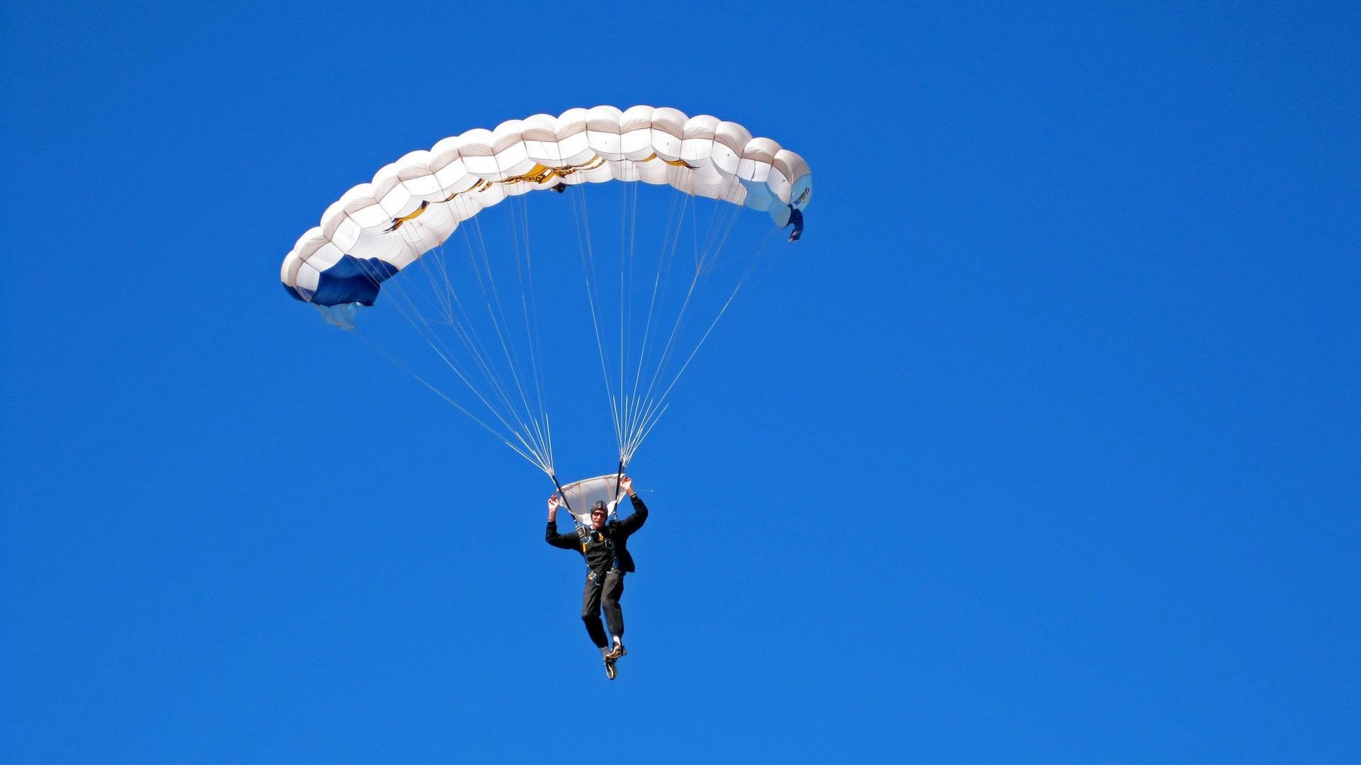 极速对决，迈凯伦完胜红牛二队，拉塞尔刷新纪录之夜