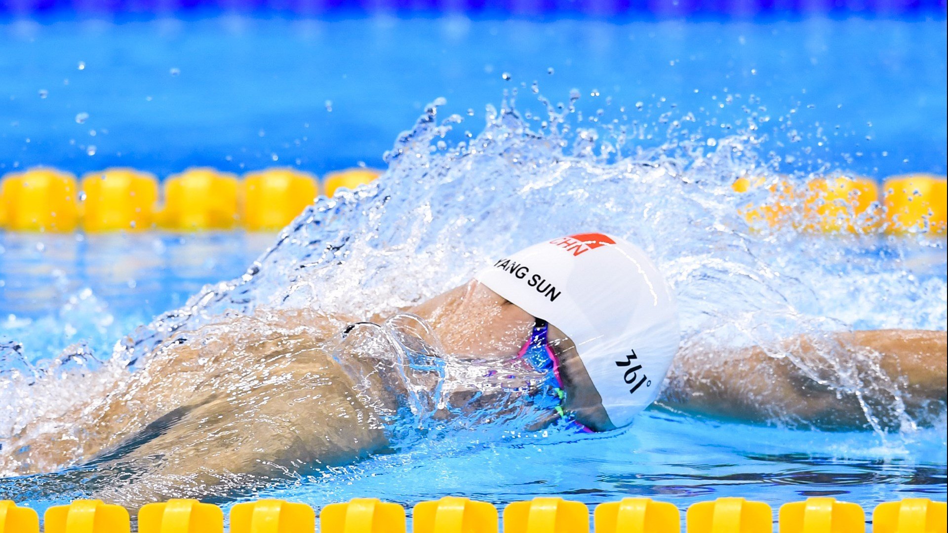 爱游戏大厅-萨内破纪录之夜，里昂惊险攻克那不勒斯