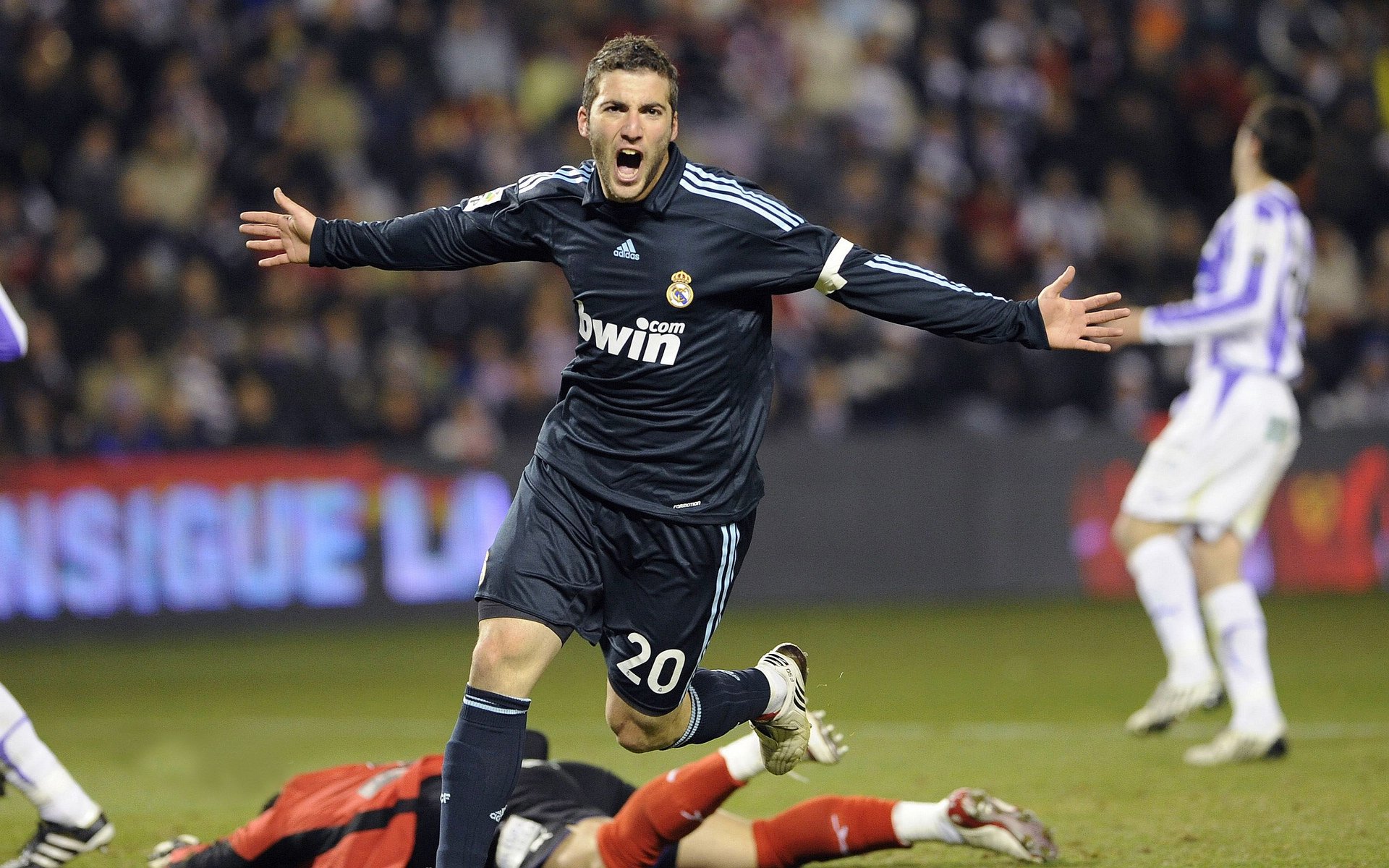 爱游戏入口-绿茵场上的碾压与羽毛球场上的惊艳，法国队与石宇奇的双重奏